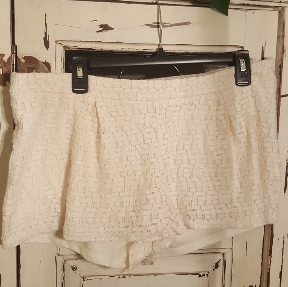 ezra Pants - Ezra lace crochet shorts